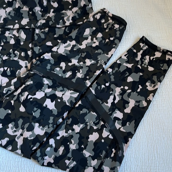 Sweaty Betty Zero Gravity 7/8 Running Leggings - Size S - Elephant Camo Print - Picture 3 of 8